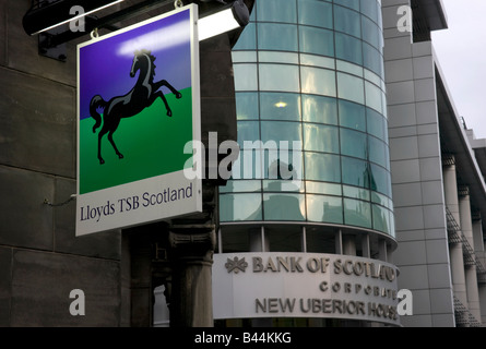 Pour signer avec le groupe Lloyds TSB Bank of Scotland Corporate building en arrière-plan, Édimbourg, Écosse, Royaume-Uni, Europe Banque D'Images