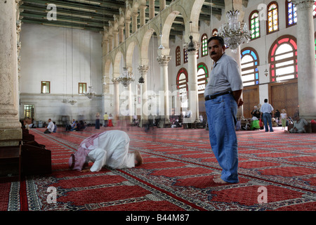 Les prières musulmanes dans la mosquée des Omeyyades, Damas, Syrie Banque D'Images