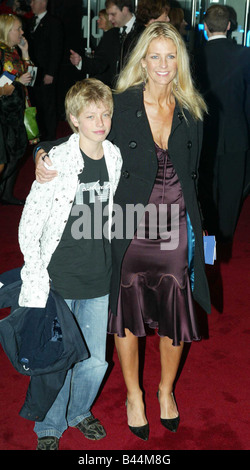 Ulrika Jonsson avec son fils arrive pour la première du dernier film de James Bond Casino Royale à l'Odeon cinema Banque D'Images