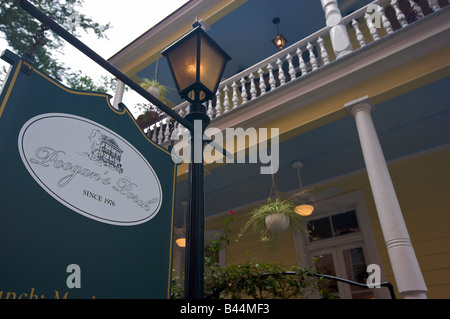 Pancarte "Poogans porche restaurant à Charleston SC. Banque D'Images