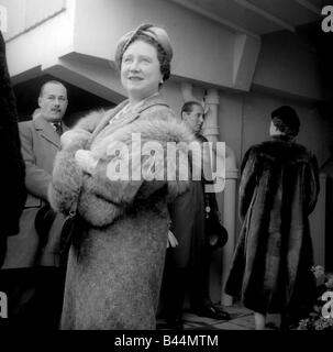 La reine Elizabeth la reine mère Mars 1956 à l'hippodrome de Cheltenham en 1956 portant étole de fourrure sur son manteau Banque D'Images