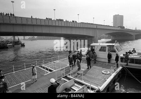 La reine Elizabeth II Mars 1973 L'ouverture du nouveau pont de Londres La Reine arrive à quai des poissonniers Banque D'Images