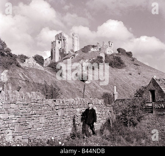 Corfe Castle Dorset s'élève derrière mur de pierre château de Corfe s emplacement situé sur une colline dans un fossé entre deux autres gammes hill Banque D'Images