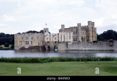 Le Château de Leeds dans le Kent Juillet 1984 Vue générale de la douve du château et du terrain Banque D'Images