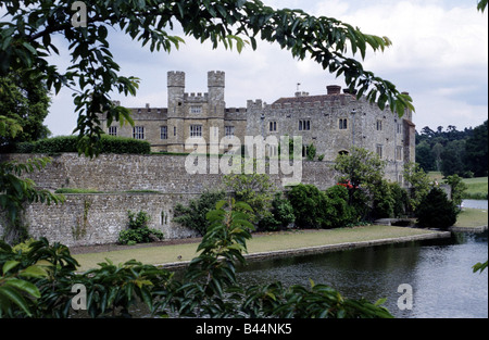 Le Château de Leeds dans le Kent Juillet 1984 Vue générale de la douve du château et du terrain Banque D'Images