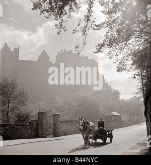 Cheval et panier passer à travers une campagne paisible rue pavée du village le Château d'Édimbourg vers 1910 Mirrorpix paisible paysage Banque D'Images