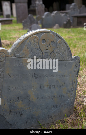 Un crâne de stèles au cimetière de l'Église congrégationaliste circulaire à Charleston SC Charleston Fondée en 1670 Banque D'Images