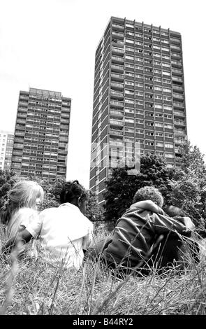 Une autorisation DOIT ÊTRE OBTENUE À PARTIR DE MIRRORPIX AVANT UTILISATION Inner City Housing Estate Hackney London Juin 2002 Enfants d'une école primaire sur un célèbre dans le nord de Londres Hackney beaucoup d'enfants souffrent de graves problèmes de comportement et des problèmes sociaux qu'ils sont les enfants du crack héroïnomanes ont également certains pères et frère qui sont membre de gang et également en prison l'école partie d'une succession doit faire face à l'héroïne et de crack dens qui sont situés en face de l'entrée de l'école Banque D'Images