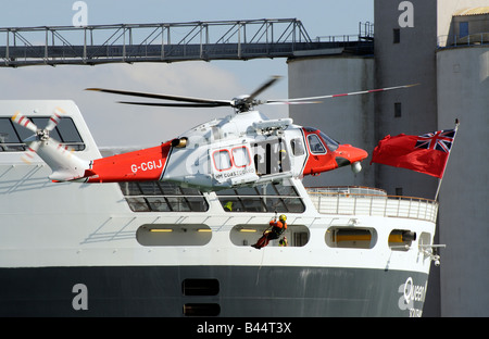 Garde côtière canadienne d'hélicoptères de recherche et de sauvetage sur l'exercice avec la Queen Mary 2 quais de Southampton England UK Banque D'Images