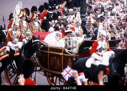 Le Prince Charles et Lady Diana Spencer Mariage Royal 1981 le Prince Charles et Lady Diana Spencer après leur cérémonie de mariage Banque D'Images