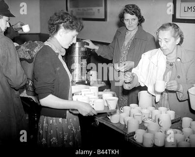 Les femmes volontaires faisant des rafraîchissements pour les travailleurs de sauvetage sur le site de l'accident ferroviaire de la herse et Wealdstone Oct 1952 Banque D'Images