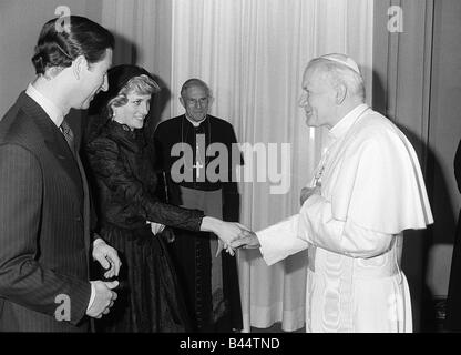 Le Pape Jean Paul II rencontre le Prince Charles et la princesse Diana dans le Vatican Diana est vêtue de dentelle noire Avril 1985 Banque D'Images