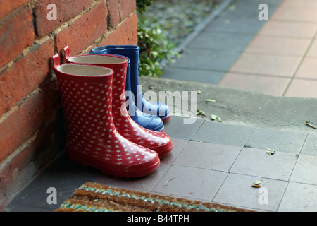 2 paires de bottes welly sur la porte gauche Banque D'Images