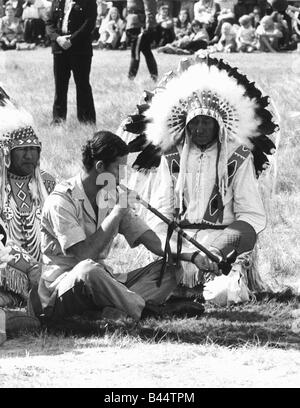 Le Prince Charles assistant à une cérémonie de Pieds-noirs à Calgary Canada Juillet 1977 que quelques bouffées d'un calumet de la paix vu par medicine man Banque D'Images