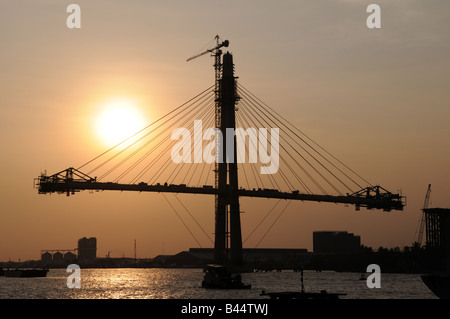 Nouvelle suspension bridge en construction sur le Mékong au coucher du soleil vietnam Banque D'Images