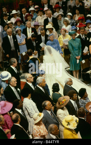 Mariage du Prince Charles de Lady Diana Spencer pour rentrer dans l'allée ensemble à l'intérieur de la Cathédrale St Paul, Juillet 1981 Banque D'Images