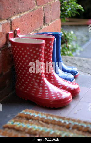 2 paires de bottes welly sur la porte gauche Banque D'Images