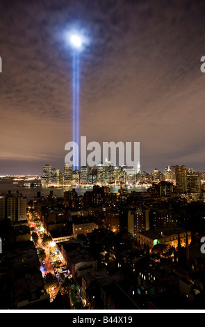 Rendre hommage à la lumière des feux memorial vu de Brooklyn qui brille au-dessus de Manhattan Banque D'Images