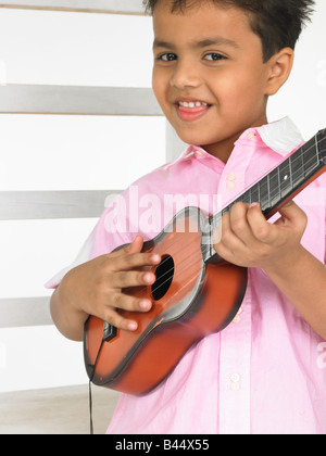 Jeune Indien avec guitare jouet Banque D'Images