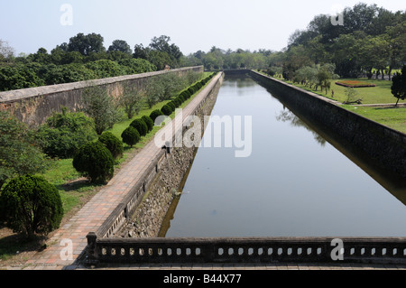 Douves entourant la ville impériale Citadelle Hue Vietnam Banque D'Images