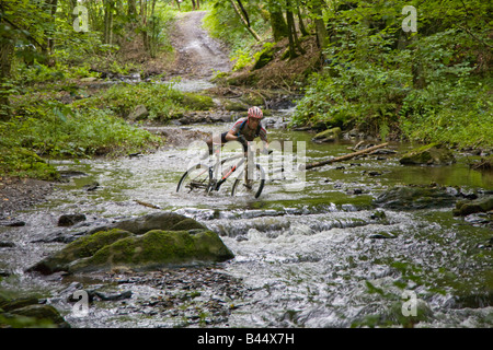 Mountaing cycliste dans la rivière Banque D'Images