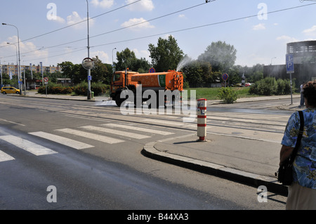 Strapying le camion d'eau de l'eau pour l'humidité en bas de la rue dans la chaleur de l'été à Prague, République Tchèque Banque D'Images