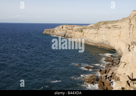 La mer bleu clair des vagues sur l'île de Ventotene, italie Banque D'Images