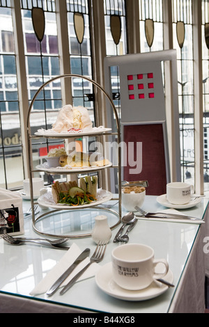 UK Scotland Glasgow Sauchiehall Street Willow Tearoom interior table prévues pour le thé l'après-midi avec des pâtisseries sur le stand Banque D'Images