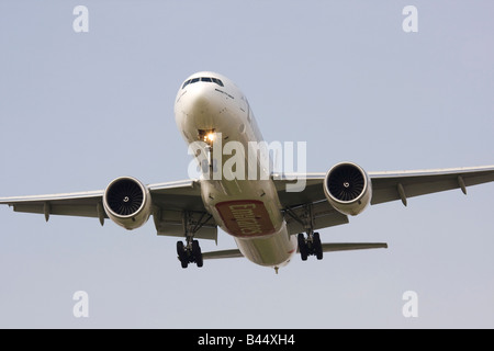 Twin jet en approche à la terre Banque D'Images