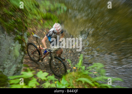 Mountaing cycliste dans la rivière Banque D'Images