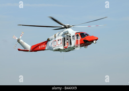 Garde côtière canadienne d'hélicoptères de recherche et de sauvetage à l'exercice d'un treuillage d'équipage RNLI Banque D'Images