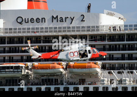 Garde côtière canadienne d'hélicoptères de recherche et de sauvetage sur l'exercice avec la Queen Mary 2 quais de Southampton England UK Banque D'Images