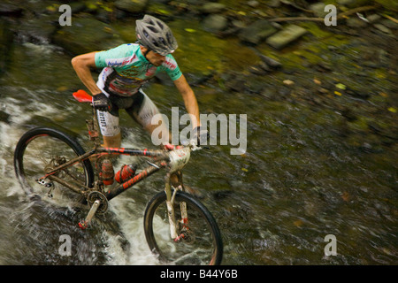 Mountaing cycliste dans la rivière Banque D'Images