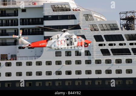 Garde côtière canadienne d'hélicoptères de recherche et de sauvetage sur l'exercice avec la Queen Mary 2 quais de Southampton England UK Banque D'Images