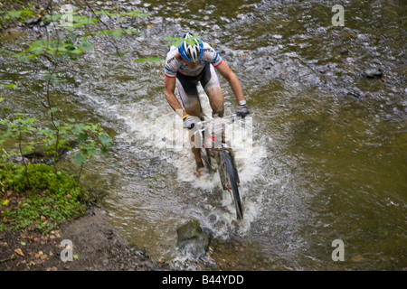 Mountaing cycliste dans la rivière Banque D'Images