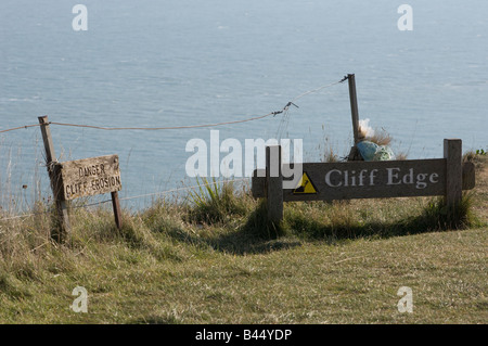 Avertissement sur le bord de la falaise au célèbre Beachy Head spot du suicide dans l'East Sussex England UK Banque D'Images