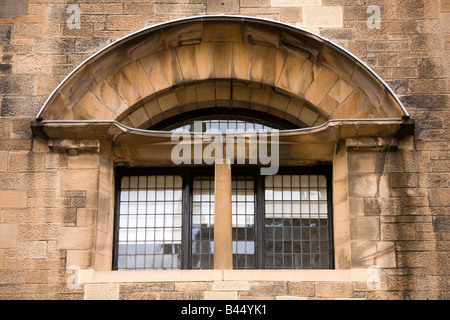 UK Scotland Glasgow Charles Rennie Mackintosh Art School de fenêtre en arc extérieur donnant sur la rue Scott Banque D'Images