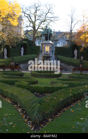 Jardins publics de la Place du Petit Sablon dans le quartier haut de gamme et raffiné quartier du Sablon à Bruxelles, capitale de Belgique Banque D'Images