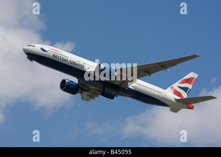 British Airways Boeing 777-236/ER de décoller. Banque D'Images