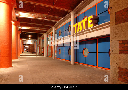 La Tate Liverpool Albert Dock de nuit Banque D'Images