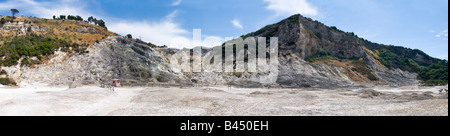 Vue panoramique de la Solfatare di Pozzuoli dans les champs Phlégréens, près de Naples Italie Banque D'Images