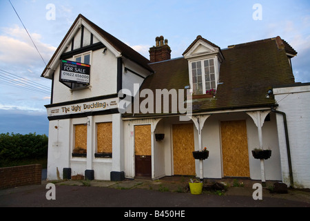 Pays fermé pub barricadés et à vendre près de Douvres Angleterre UK Banque D'Images