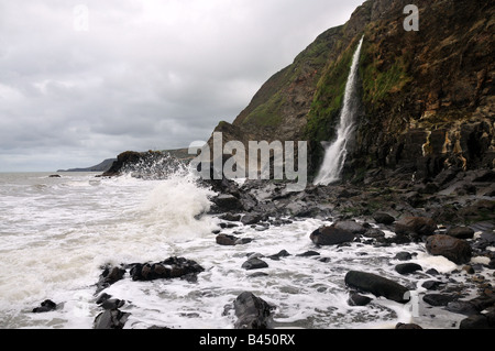 Chute d'eau à Trasaith beach Galles Ceredigion Banque D'Images