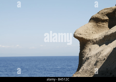 Motif visage forme sur la formation de roche volcanique érodée sur coast Banque D'Images