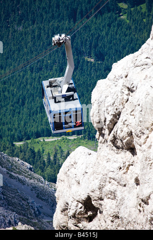 Autriche, Tyrol, Ehrwald, cabines d'un téléphérique sur la montagne Banque D'Images