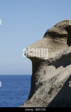 Motif visage forme sur la formation de roche volcanique érodée sur coast Banque D'Images