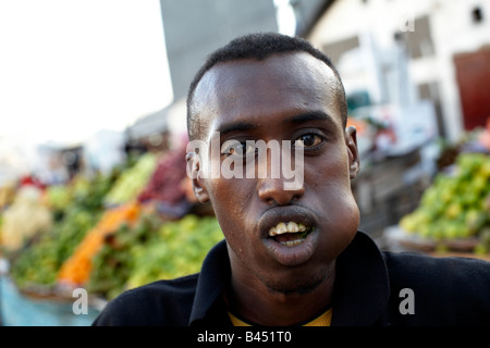 L'homme la consommation de khât dans la ville de Djibouti, Djibouti Banque D'Images