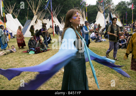 Avant une soirée cérémonie dans le tipi une femme sur le terrain du Festival de musique de Glastonbury 2003 danses Banque D'Images