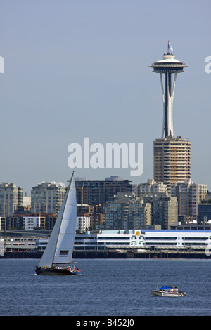 La Space Needle, comme vu de l'ensemble Elliot Bay près de Alki Point, s'élève au-dessus de la reine Anne salon skyline à Seattle. Banque D'Images