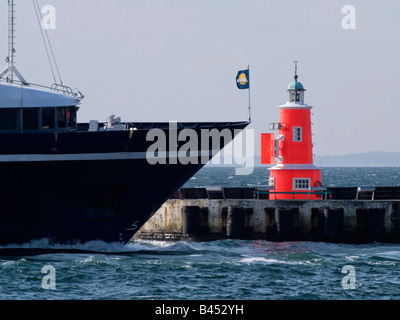 Ferry passant la balise sur le brise-lames à l'entrée du port d'Helsingoer, Danemark Banque D'Images